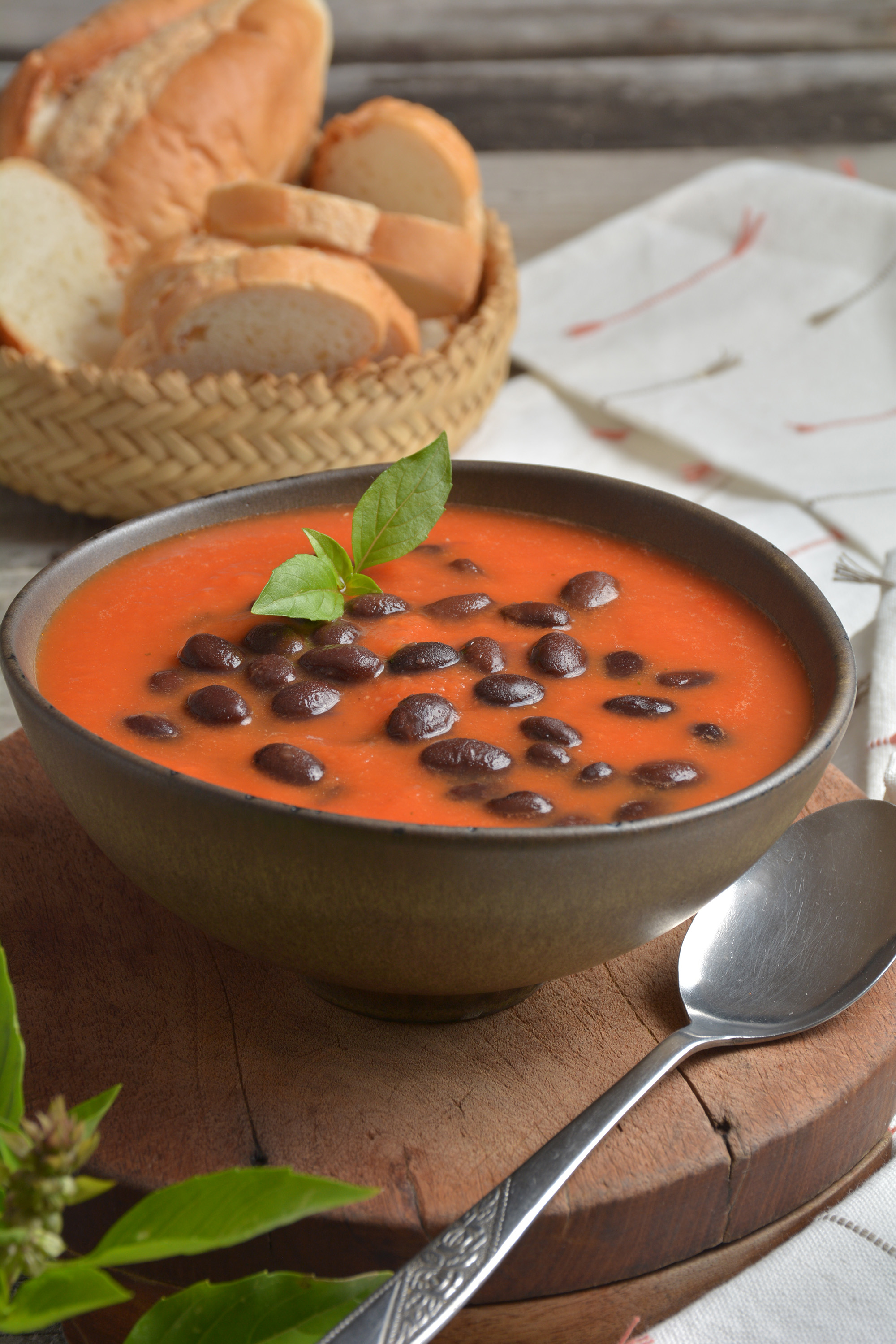 TOMATO CREAM WITH BEANS